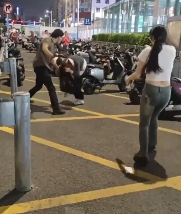 一直牛配资 女子拒绝乘车遭摩的司机当街殴打？深圳警方通报：已抓获，曾确诊精神分裂症