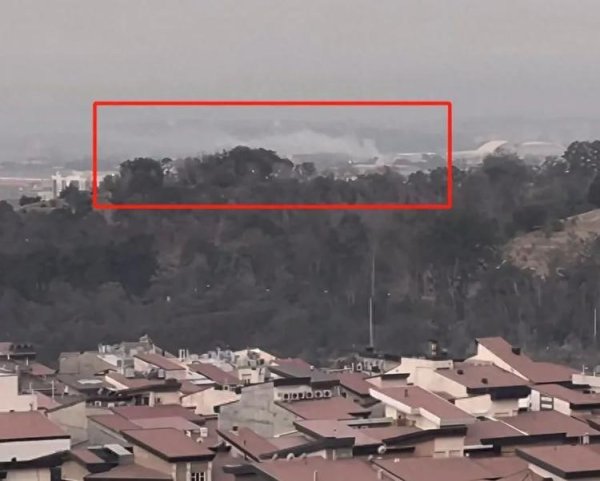 牛盈服务中心 华人讲述撤离德黑兰：坐大巴去亚美尼亚，七八小时才走200公里，沿途很多房子被炸毁