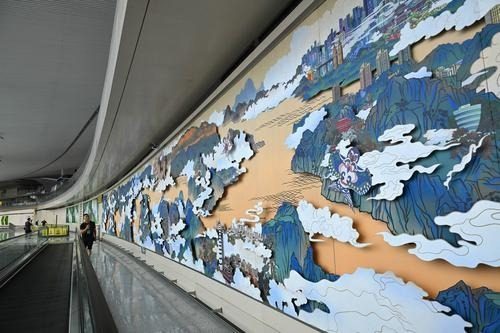 东信证券 巴渝元素“驻场”T3B！重庆江北国际机场上新指廊长卷壁画