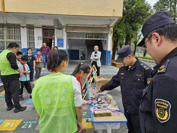 盛金缘证券 武汉市东湖高新区滨湖街垃圾分类进校园文明实践活动进学校